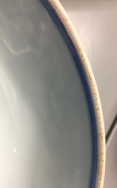 Une paire de bols en porcelaine de Chine bleu et blanc &agrave; d&eacute;cor de gar&ccedil;ons jouants, Kangxi