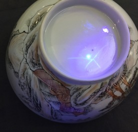 Un bol en porcelaine de Chine grisaille et dor&eacute; &agrave; d&eacute;cor d'un paysage, Yongzheng, 1723-1735