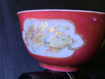 Een Chinese eierschaal kop en schotel met robijnrode fondkleur, Yongzheng, 1723-1735