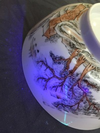 Un bol en porcelaine de Chine grisaille et dor&eacute; &agrave; d&eacute;cor d'un paysage, Yongzheng, 1723-1735