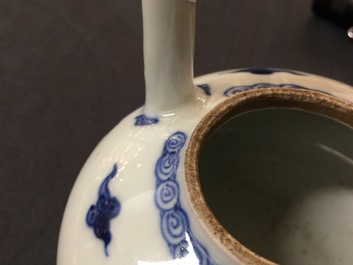 Een Chinese blauw-witte theepot met decor van draken, Kangxi