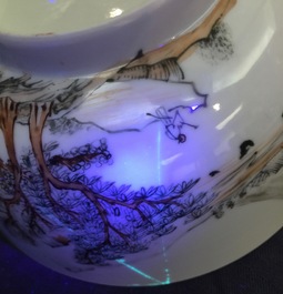 Un bol en porcelaine de Chine grisaille et dor&eacute; &agrave; d&eacute;cor d'un paysage, Yongzheng, 1723-1735