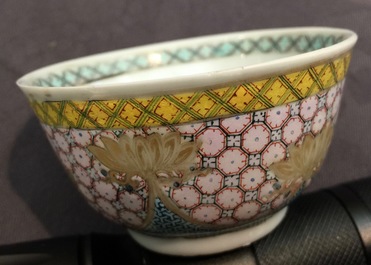 Une tasse et soucoupe en porcelaine de Chine famille rose coquille d'oeuf au vase fleuri, Yongzheng, 1723-1735