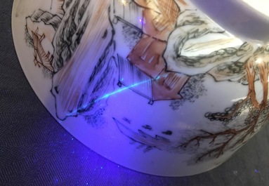 Un bol en porcelaine de Chine grisaille et dor&eacute; &agrave; d&eacute;cor d'un paysage, Yongzheng, 1723-1735