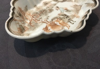 Un support de cuill&egrave;re en porcelaine de Chine grisaille, Yongzheng/Qianlong