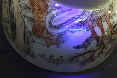 Un bol en porcelaine de Chine grisaille et dor&eacute; &agrave; d&eacute;cor d'un paysage, Yongzheng, 1723-1735