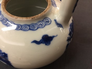 Une th&eacute;i&egrave;re en porcelaine de Chine bleu et blanc &agrave; d&eacute;cor de dragons, Kangxo