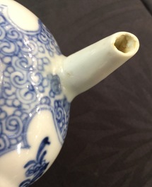 Une th&eacute;i&egrave;re et son couvercle en porcelaine de Chine bleu et blanc, Yongzheng, 1723-1735