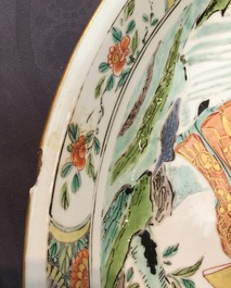 Un grand plat en porcelaine de Chine famille rose aux figures dans un jardin, Kangxi/Yongzheng, d&eacute;but du 18&egrave;me