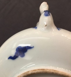 Une th&eacute;i&egrave;re en porcelaine de Chine bleu et blanc &agrave; d&eacute;cor de dragons, Kangxo