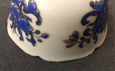 Un lot de 8 tasses et soucoupes en porcelaine de Chine en bleu, blanc et dor&eacute;, Yongzheng, 1723-1735