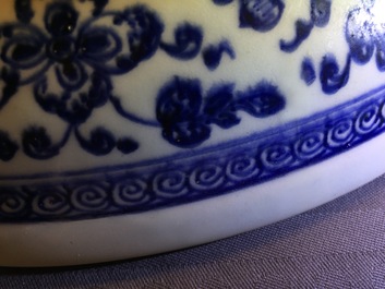 Un plat en porcelaine de Chine de style Ming en bleu et blanc &agrave; d&eacute;cor floral, Yongzheng/Qianlong