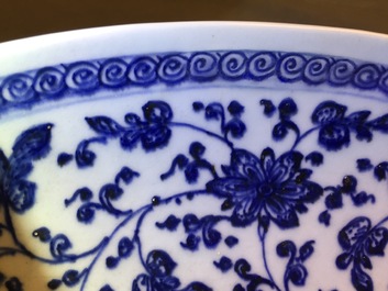 Een Chinese Ming-stijl schotel met floraal decor, Yongzheng/Qianlong