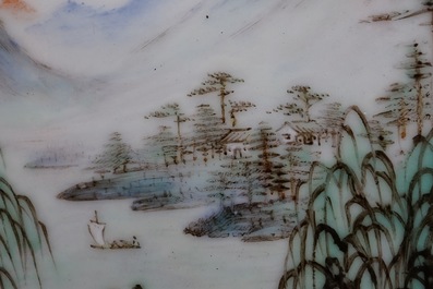 Een Chinese qianjiang cai plaque met landschapsdecor, gesigneerd Wang Ye Ting (1884-1942), 20e eeuw