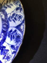 Een grote Chinese blauw-witte florale schotel en twee borden, Kangxi