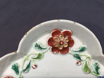 Une th&eacute;i&egrave;re sur support en porcelaine de Chine famille rose &agrave; d&eacute;cor en reli&euml;f, Yongzheng, 1723-1735
