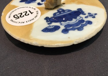 Een Chinese theepot in blauw-wit op zeemleer fondkleur, Kangxi