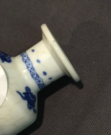 Twee Chinese blauw-witte soft paste porseleinen vaasjes, Kangxi