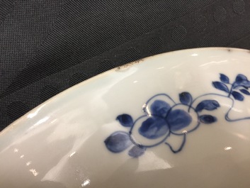 Een grote Chinese blauw-witte florale schotel en twee borden, Kangxi