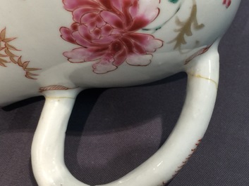 Une grande th&eacute;i&egrave;re en porcelaine de Chine famille rose, Yongzheng/Qianlong