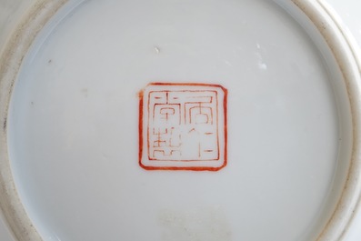 Un vase en porcelaine de Chine famille rose &agrave; d&eacute;cor de 9 p&ecirc;ches, 19/20&egrave;me