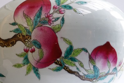 Un vase tianqiuping aux &quot;Neufs p&ecirc;ches&quot; en porcelaine de Chine famille rose, marque de Guanggxu, 19/20&egrave;me