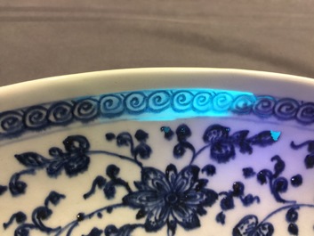 Un plat en porcelaine de Chine de style Ming en bleu et blanc &agrave; d&eacute;cor floral, Yongzheng/Qianlong