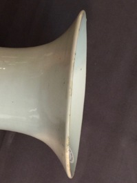 Un vase en porcelaine de Chine famille rose sur socle en bronze dor&eacute;, 18/19&egrave;me