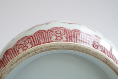 Un vase en porcelaine de Chine au dragon et ph&eacute;nix en rouge de cuivre, marque et p&eacute;riode de Qianlong