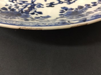 Un grand plat et deux assiettes en porcelaine de Chine bleu et blanc, Kangxi
