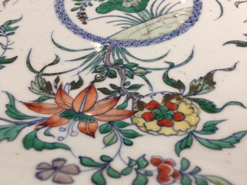 Een grote Chinese doucai schotel met floraal decor, Kangxi