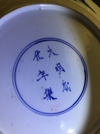 Deux assiettes en porcelaine de Chine bleu et blanc, marque de Chenghua, &eacute;poque Kangxi