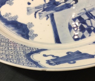 Deux assiettes en porcelaine de Chine bleu et blanc, marque de Chenghua, &eacute;poque Kangxi