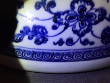 Un plat en porcelaine de Chine de style Ming en bleu et blanc &agrave; d&eacute;cor floral, Yongzheng/Qianlong