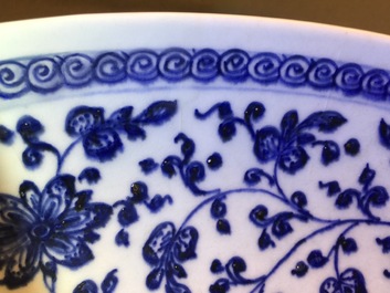 Un plat en porcelaine de Chine de style Ming en bleu et blanc &agrave; d&eacute;cor floral, Yongzheng/Qianlong