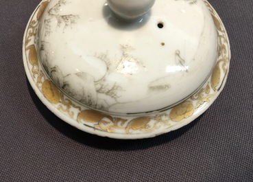 Une th&eacute;i&egrave;re et son couvercle en porcelaine de Chine grisaille et dor&eacute;, Yongzheng/Qianlong