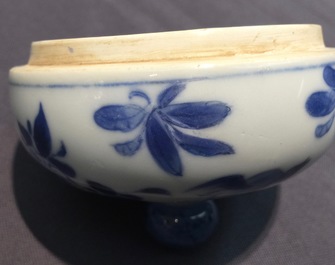 Une grande th&eacute;i&egrave;re en porcelaine de Chine bleu et blanc aux paons, Kangxi
