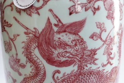 Un vase en porcelaine de Chine au dragon et ph&eacute;nix en rouge de cuivre, marque et p&eacute;riode de Qianlong