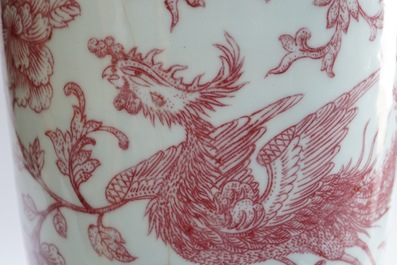 Een Chinese koperrode vaas met een draak en een phoenix, Qianlong zegelmerk en periode