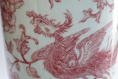 Un vase en porcelaine de Chine au dragon et ph&eacute;nix en rouge de cuivre, marque et p&eacute;riode de Qianlong