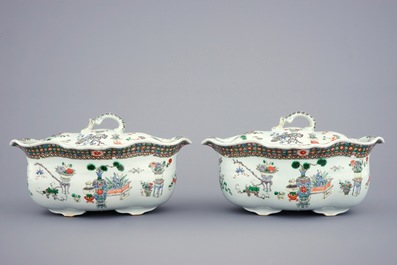 Une paire de terrines et couvercles sur pr&eacute;sentoirs en porcelaine de Chine famille verte, 19&egrave;me