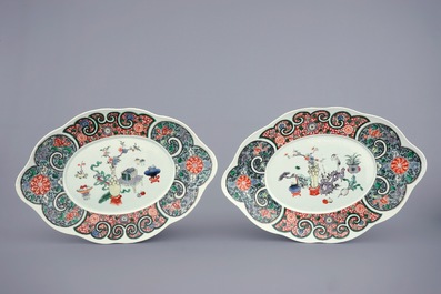 Une paire de terrines et couvercles sur pr&eacute;sentoirs en porcelaine de Chine famille verte, 19&egrave;me