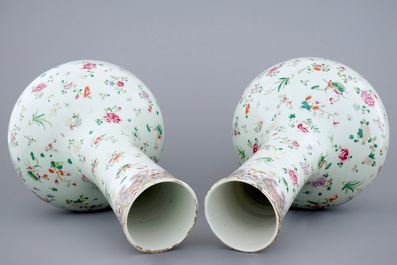 Une paire de grands vases tianqiuping en porcelaine de Chine famille rose, 19&egrave;me