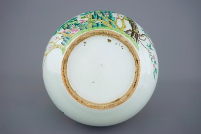 Un vase tianqiuping aux oiseaux sur branches fleuries en porcelaine de Chine famille rose, 19/20&egrave;me