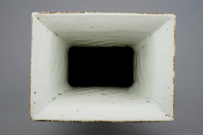 Un vase rectangulaire en porcelaine de Chine qianjiang cai aux immortels et paysages, 19/20&egrave;me