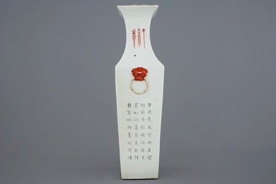 Un vase rectangulaire en porcelaine de Chine qianjiang cai aux immortels et paysages, 19/20&egrave;me