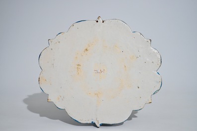Une plaque en fa&iuml;ence de Delft bleu et blanc &agrave; d&eacute;cor de chinoiserie, d&eacute;but du 18&egrave;me