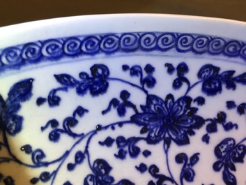 Un plat en porcelaine de Chine de style Ming en bleu et blanc &agrave; d&eacute;cor floral, Yongzheng/Qianlong