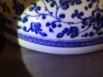 Un plat en porcelaine de Chine de style Ming en bleu et blanc &agrave; d&eacute;cor floral, Yongzheng/Qianlong