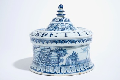 Une bo&icirc;te &agrave; tabac en fa&iuml;ence de Delft bleu et blanc avec son couvercle int&eacute;rieur, dat&eacute; 1763